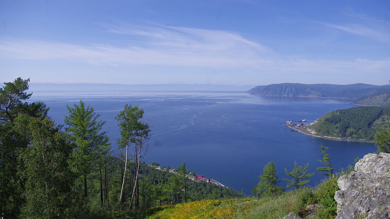 uploads/1_Blick_auf_den_Baikal_von_der_Aussichtsplattform_-Tschersky_Stein-.jpeg