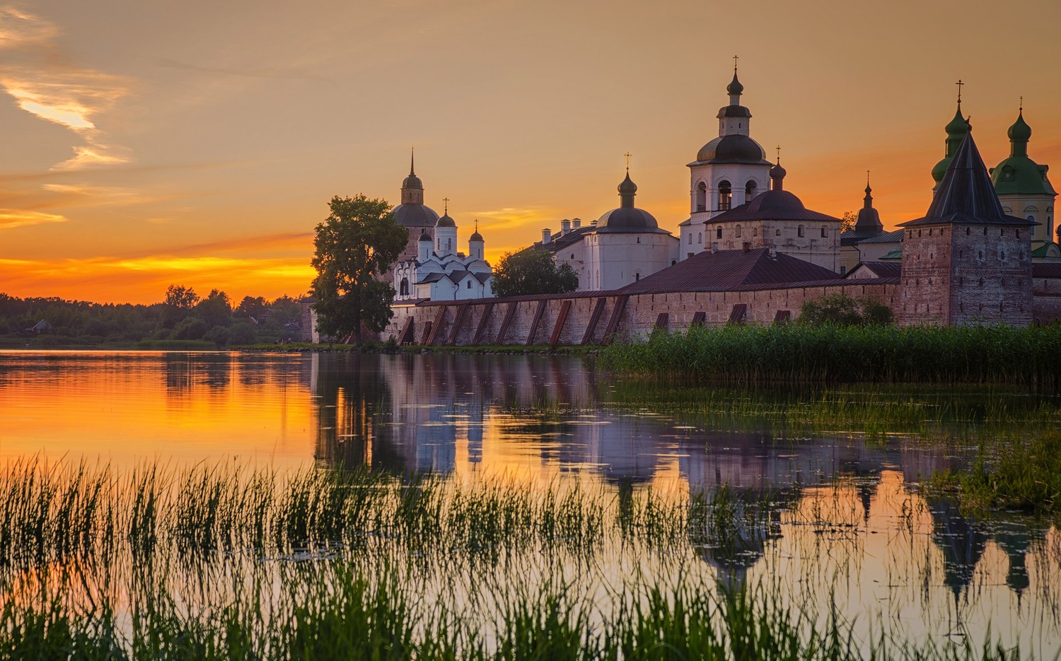 uploads/6_Kirillowo_Blick_auf_das_Kloster_Kirillo-Belozersky_vom_See_GKlAQUE.jpg