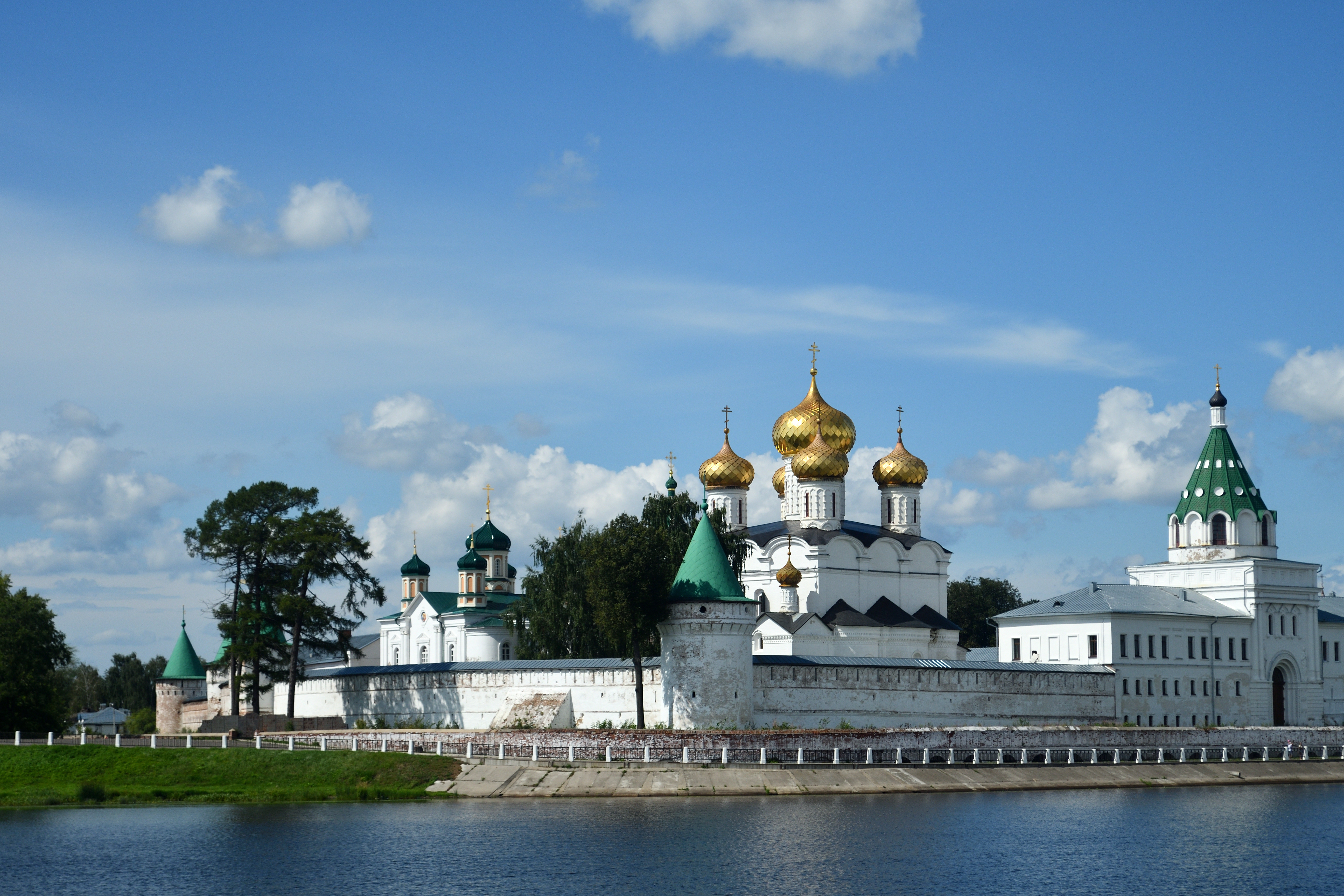 uploads/7_Kloster_Ipatiev_in_Kostroma_0aTIYGs.jpg